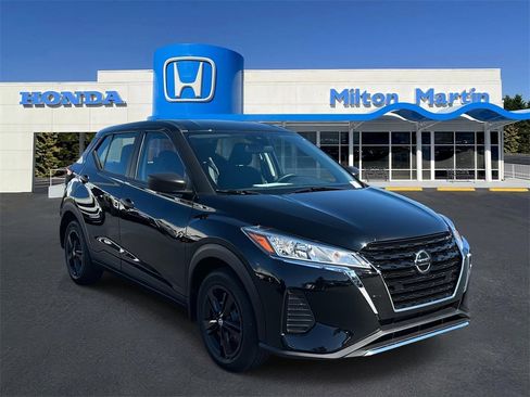 Used 2021 Nissan Kicks S image 1