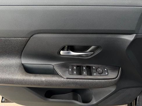 Certified 2025 Nissan Kicks SV FWD image 18