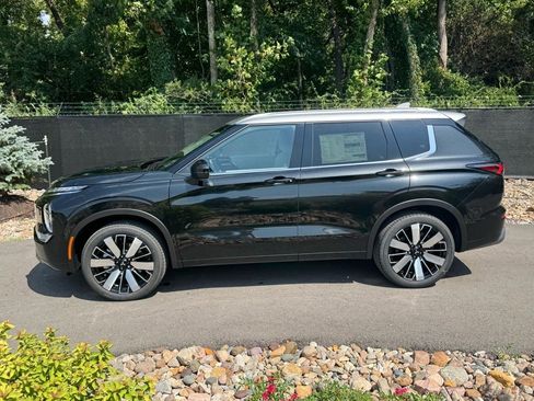 New 2025 Mitsubishi Outlander AWD image 2