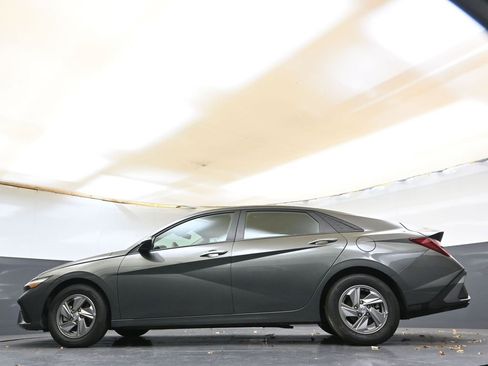 Certified 2025 Hyundai Elantra SE image 39