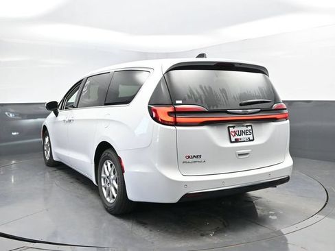 Used 2023 Chrysler Pacifica Touring-L FWD image 10