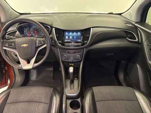 Used 2019 Chevrolet Trax LT w/ LT Convenience Package FWD image 12