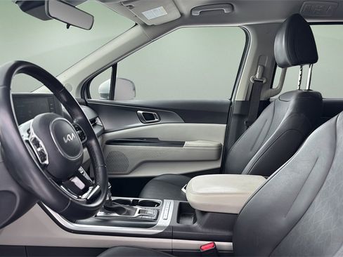 Used 2022 Kia Carnival LX image 15