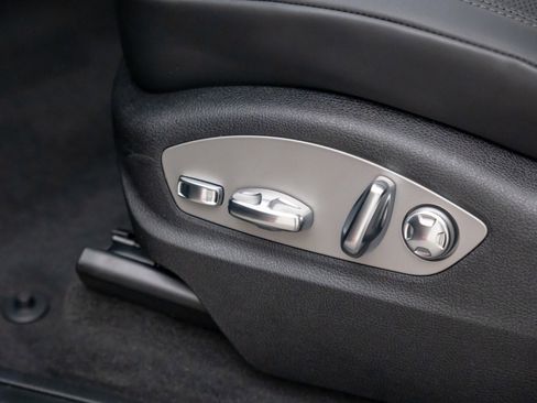 Certified 2025 Porsche Macan image 16