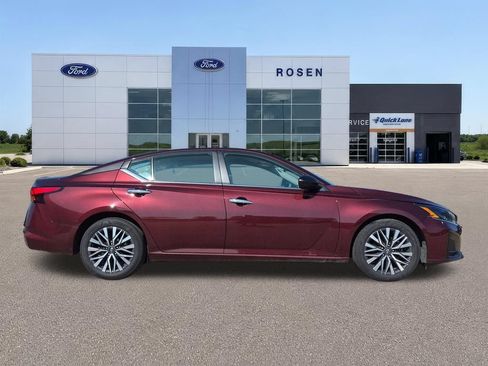Used 2025 Nissan Altima 2.5 SV FWD image 2