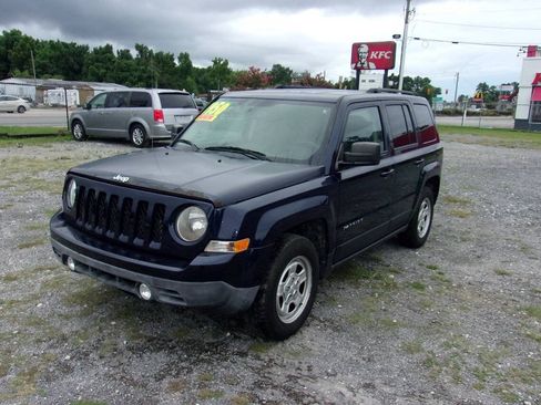 Used 2017 Jeep Patriot Sport w/ Power Value Group FWD image 3