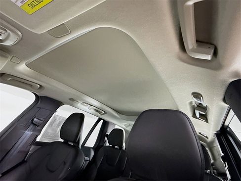 Certified 2025 Volvo XC90 B5 Core image 22