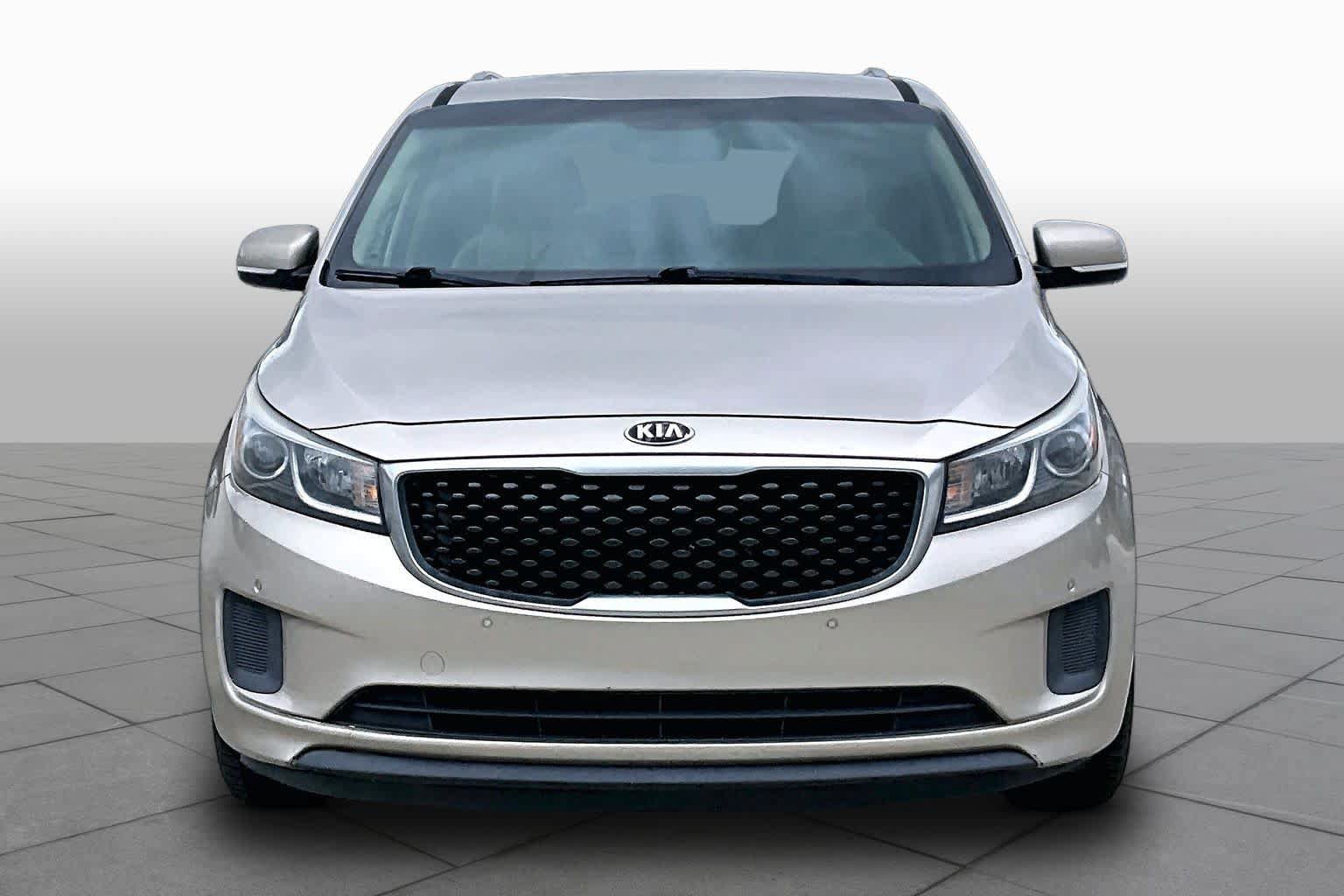 Used 2017 Kia Sedona LX w/ LX Essentials Premium Package FWD image 4