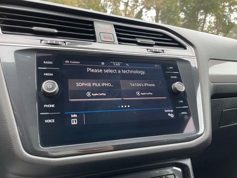 Used 2022 Volkswagen Tiguan SE w/ Panoramic Sunroof Package image 17