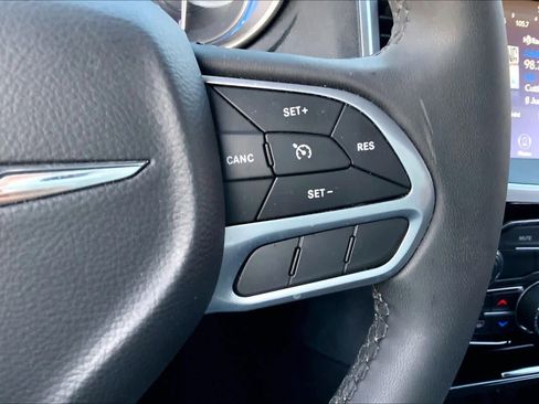 Used 2023 Chrysler 300 Touring w/ Sport Appearance Package image 25