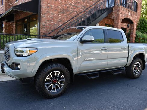 Used 2022 Toyota Tacoma TRD Sport w/ Technology Package AWD/4WD image 2