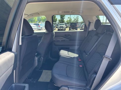 Used 2025 Nissan Pathfinder SV FWD image 23