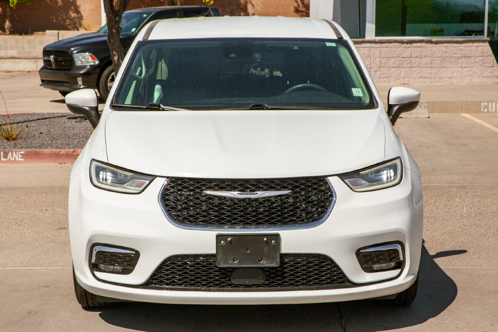 Used 2023 Chrysler Pacifica Touring-L FWD image 3