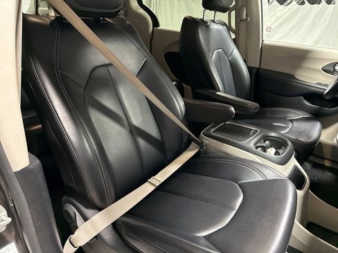 Used 2023 Chrysler Pacifica Touring-L image 9