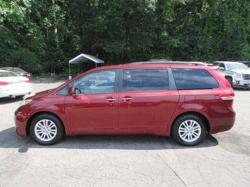 Used 2011 Toyota Sienna XLE w/ Premium Pkg FWD image 8
