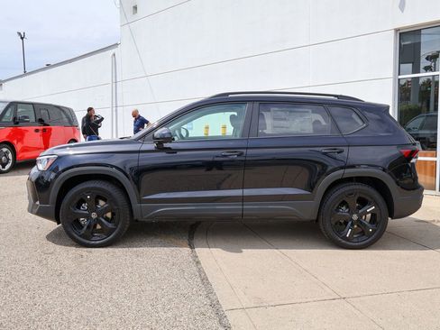 New 2026 Volkswagen Taos SE AWD/4WD image 2