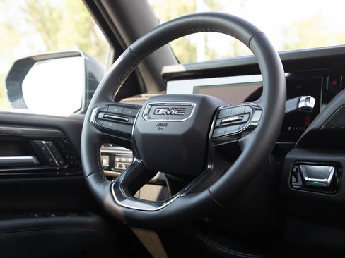 Used 2025 GMC Yukon XL AT4 w/ AT4 Premium Package AWD/4WD image 13