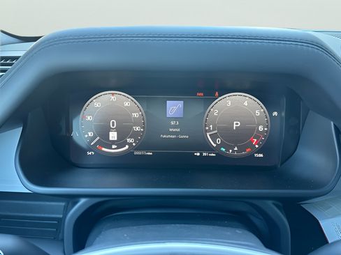 Used 2025 Land Rover Defender 110 X-Dynamic SE AWD/4WD image 23