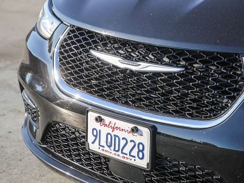 Certified 2024 Chrysler Pacifica Touring-L image 6