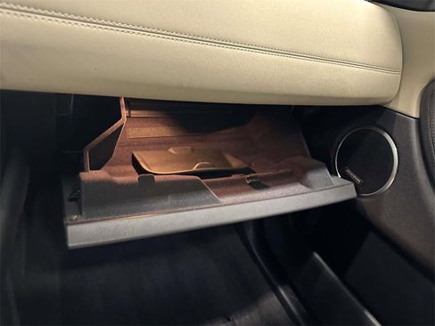 Used 2023 Land Rover Discovery Sport SE image 32