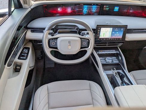 New 2025 Lincoln Nautilus Premier image 13