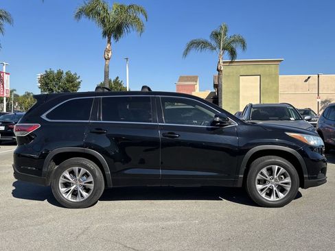 Used 2015 Toyota Highlander Plus image 2