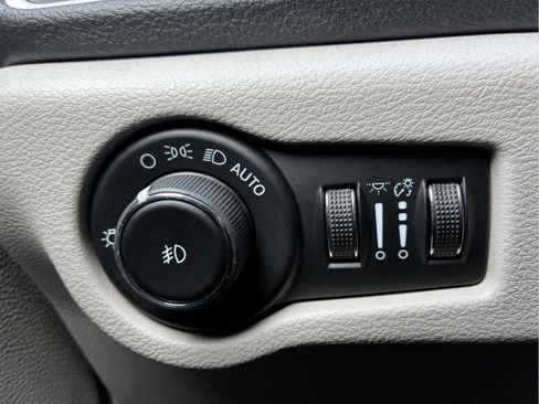 Used 2023 Chrysler Pacifica Touring-L FWD image 19