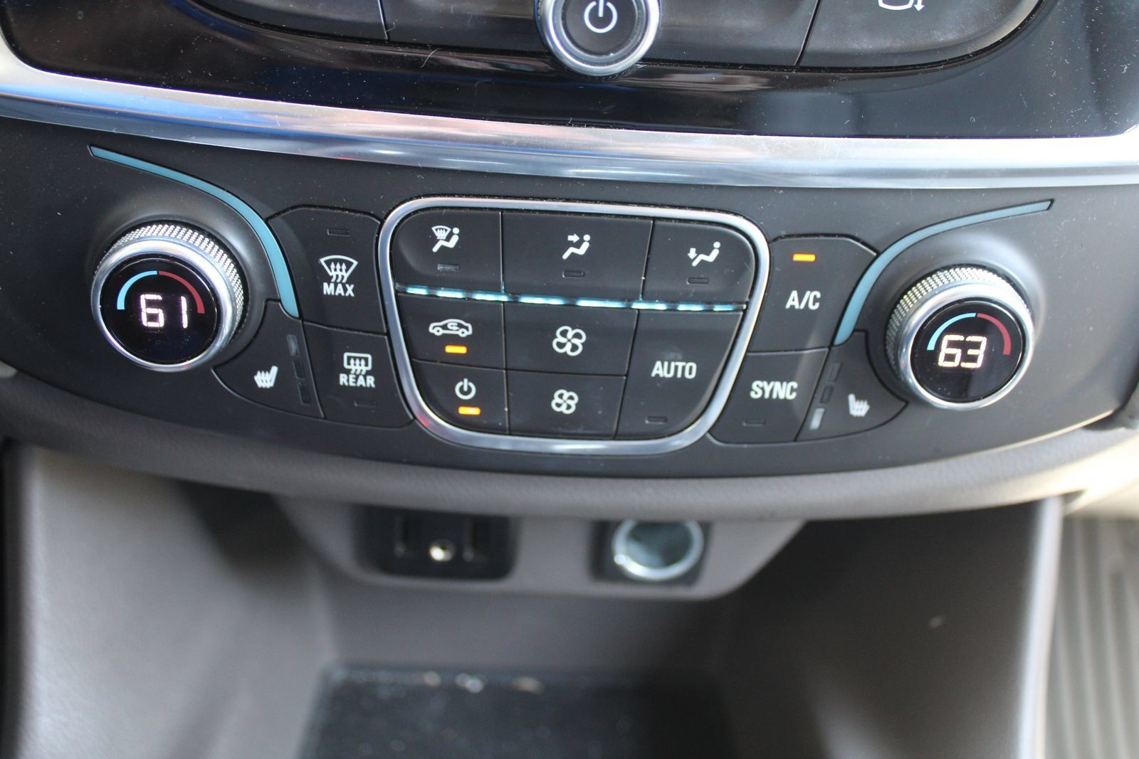 Used 2020 Chevrolet Traverse LT FWD image 42