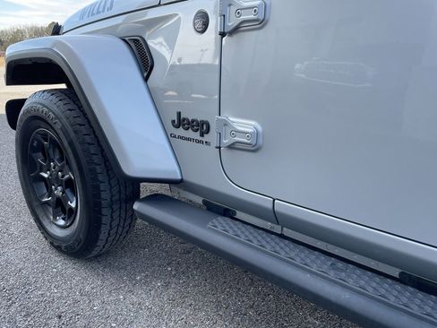 Used 2023 Jeep Gladiator Willys image 11