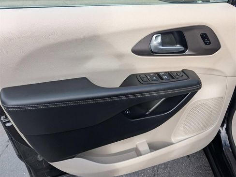 Used 2024 Chrysler Pacifica Select image 22