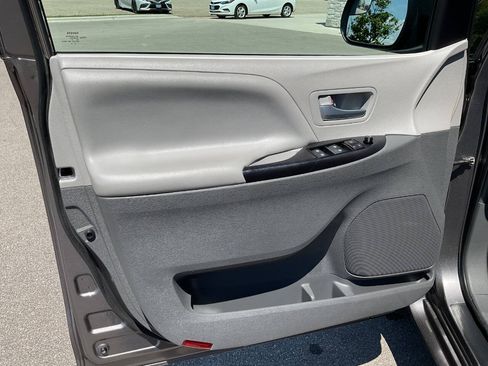 Used 2017 Toyota Sienna LE AWD/4WD image 26
