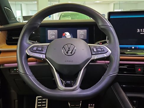 Certified 2026 Volkswagen Tiguan SEL R-Line AWD/4WD image 18