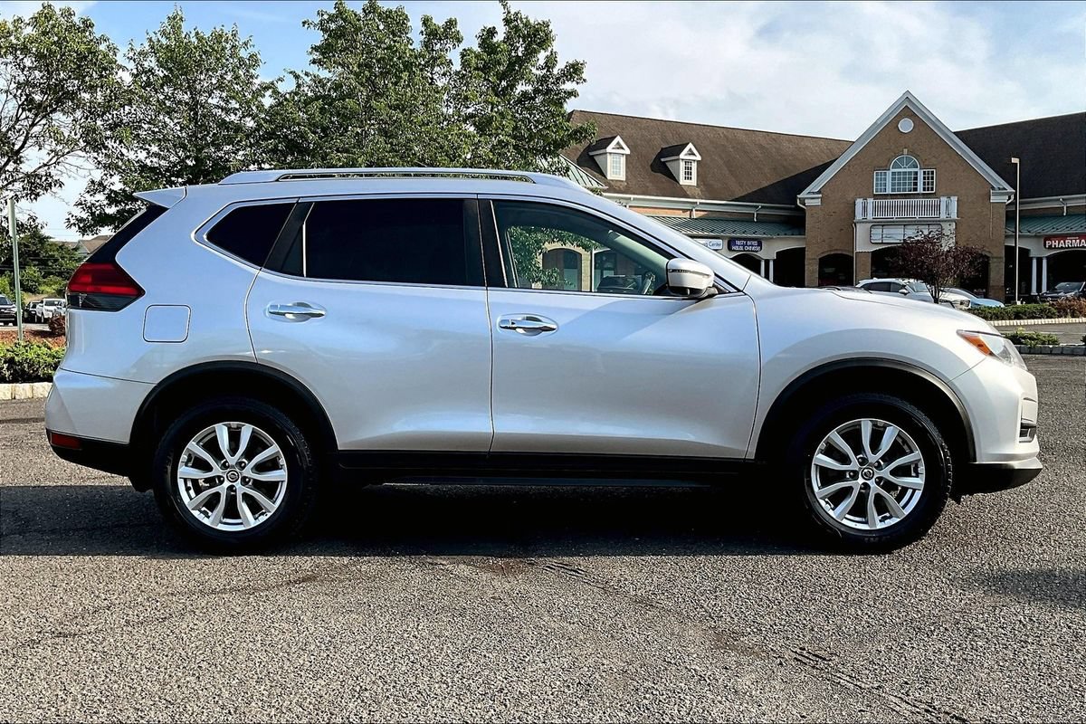 Used 2017 Nissan Rogue SV w/ SV Premium Package AWD/4WD image 8