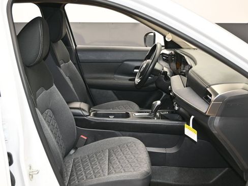 Used 2025 Nissan Kicks SV AWD/4WD image 35