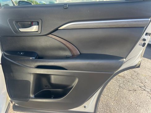 Used 2017 Toyota Highlander Limited AWD/4WD image 19