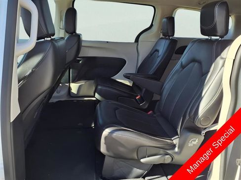 Used 2024 Chrysler Pacifica Touring-L FWD image 12