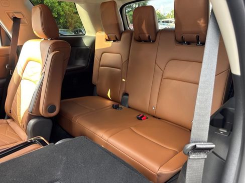 Used 2025 Nissan Pathfinder Platinum AWD/4WD image 7