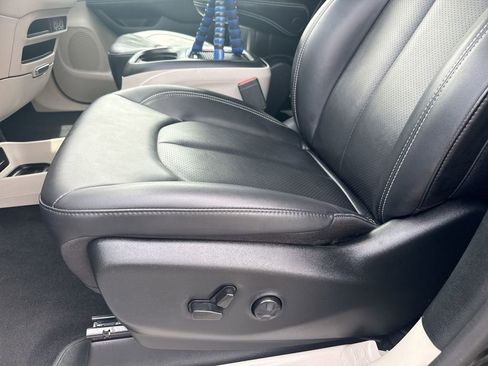 Used 2024 Chrysler Pacifica Touring-L FWD image 11