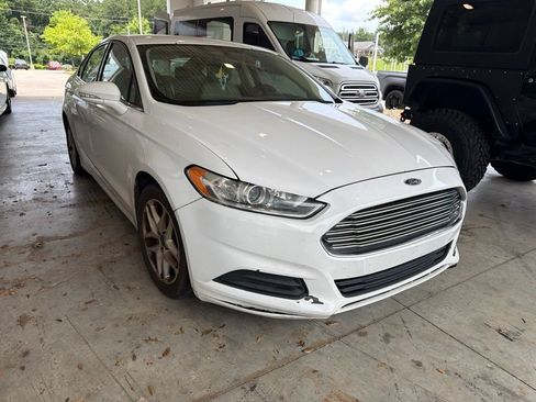 Used 2014 Ford Fusion SE FWD image 4