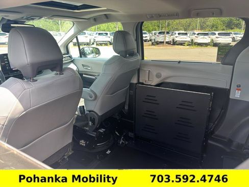Used 2024 Toyota Sienna XLE FWD image 26