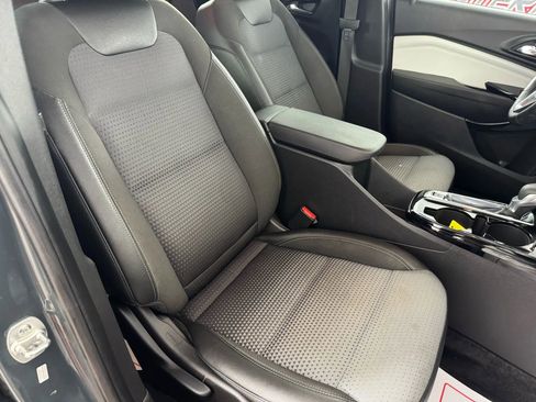 Used 2025 Chevrolet Trax LT w/ Driver Confidence Package image 33