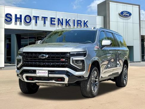 Used 2025 Chevrolet Suburban Z71 AWD/4WD image 3