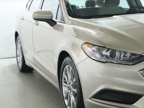 Used 2017 Ford Fusion SE w/ Fusion SE Technology Package image 9