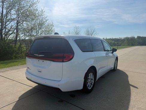 Used 2024 Chrysler Pacifica Touring-L FWD image 3