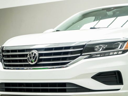 Used 2021 Volkswagen Passat 2.0T SE image 2