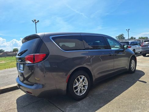 Used 2023 Chrysler Voyager LX FWD image 5