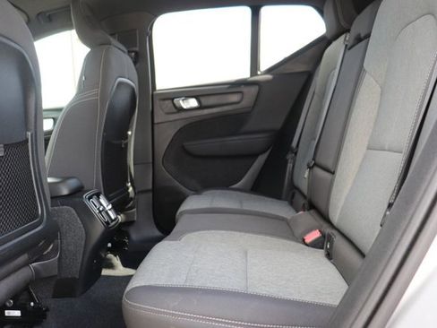 Used 2024 Volvo XC40 B5 Core image 12