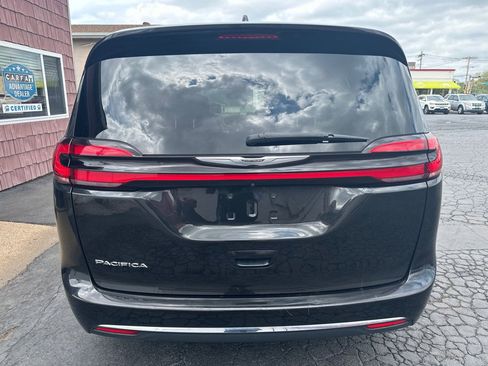 Used 2022 Chrysler Pacifica Touring-L image 4