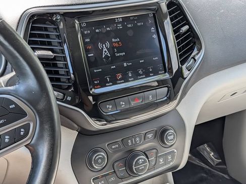 Used 2019 Jeep Cherokee Limited w/ Luxury Group AWD/4WD image 18