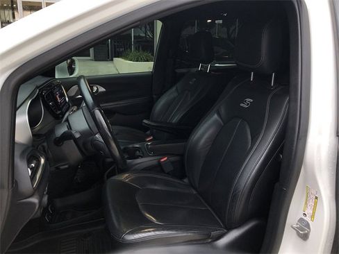 Used 2019 Chrysler Pacifica Touring-L Plus w/ Advanced Safetytec Group image 19
